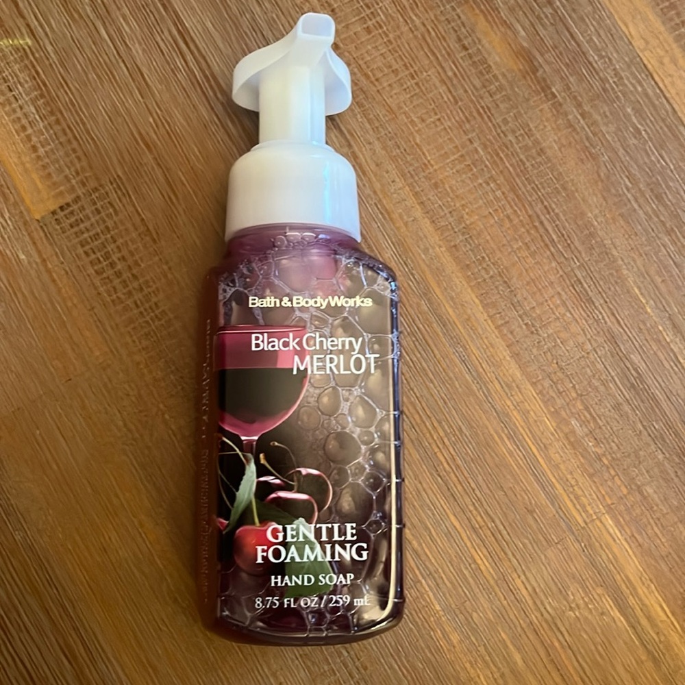 BNWOT Discontinued Bath &Body Works Black Cherry Merlot Gentle Foaming Hand Soap